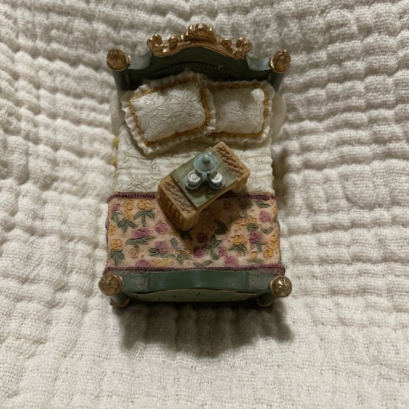 Avon Victorian miniature bedroom set 5 pieces - Picture 3 of 7